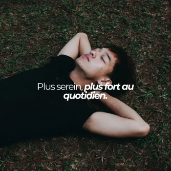 Homme allongé dans l'herbe : l'ashwagandha Nutriforce, plante adaptogène traditionnelle, est titré à 3 % de withanolides, deux capsules par jour