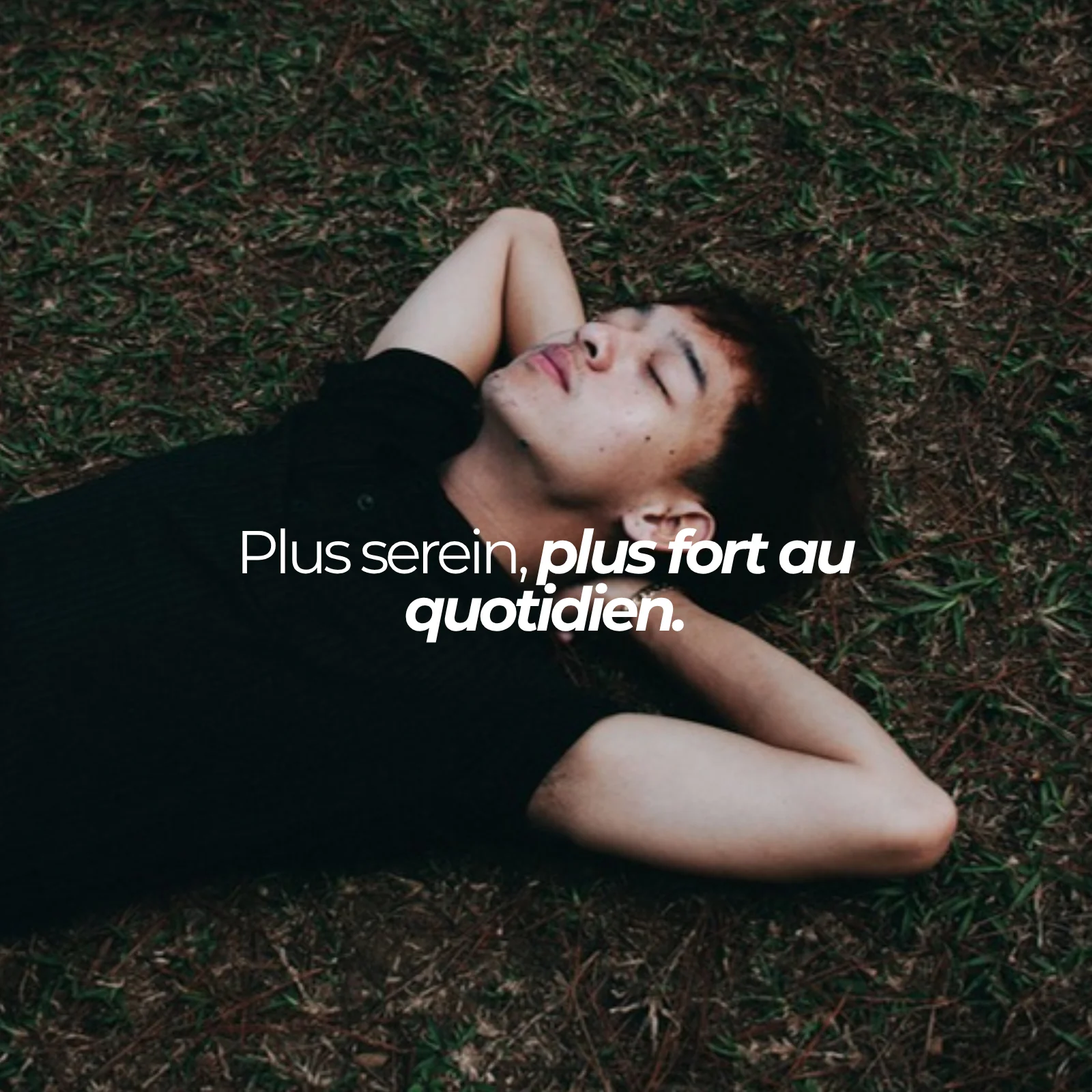 Homme allongé dans l'herbe : l'ashwagandha Nutriforce, plante adaptogène traditionnelle, est titré à 3 % de withanolides, deux capsules par jour