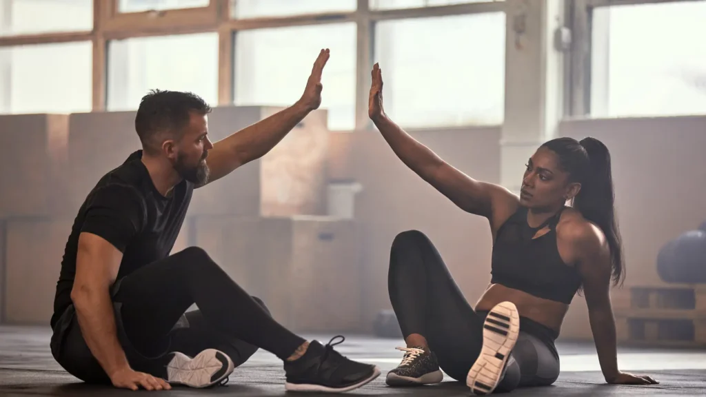 sur cette image, on voit un homme et une femme qui donnent un avis positif sur le tongkat ali pour la musculation