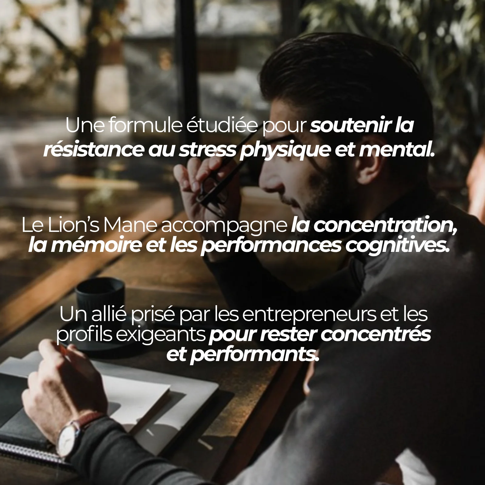 Homme au travail à son bureau : le Lion's mane Nutriforce apporte 1 000 mg d'extrait d'Hericium erinaceus par dose de deux capsules