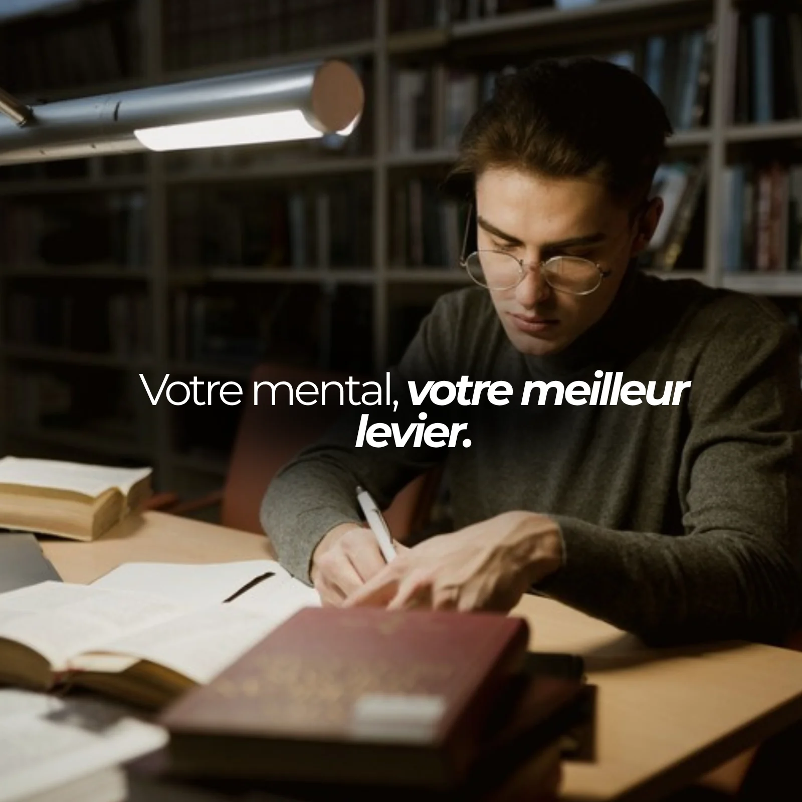 Étudiant concentré en bibliothèque : le Lion's mane Nutriforce, extrait de crinière de lion titré en héricénones, se prend à deux capsules par jour