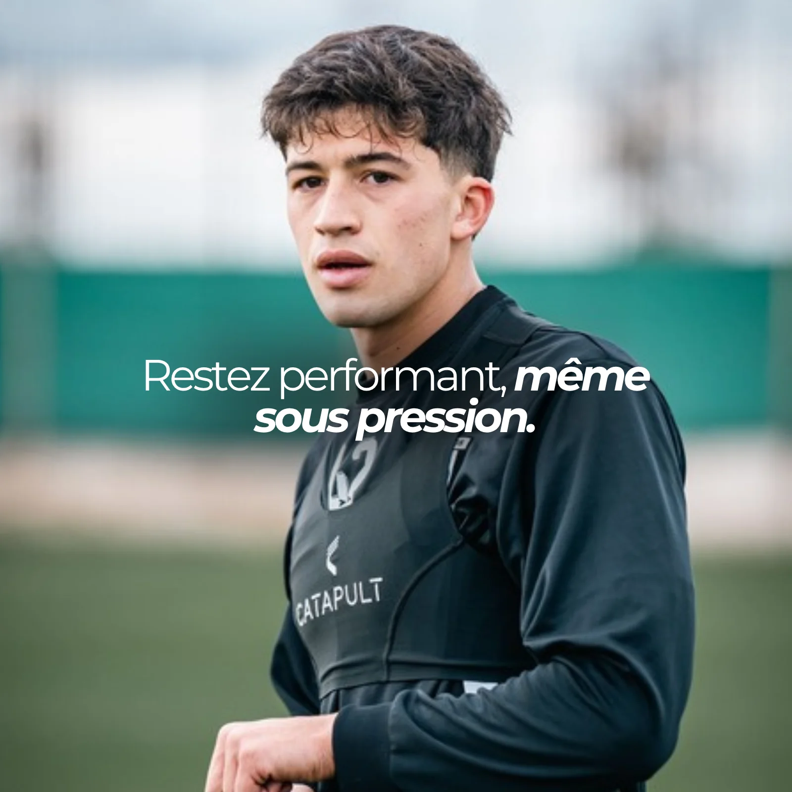 Jeune footballeur avant un match : la Rhodiola rosea Nutriforce apporte 500 mg d'extrait par capsule, dont 25 mg de salidroside