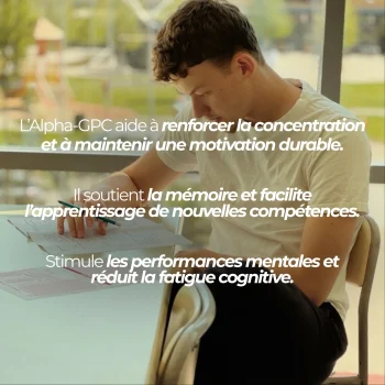 Étudiant en train d'écrire : l'Alpha-GPC Nutriforce apporte 1 000 mg de L-alpha-glycérylphosphorylcholine par dose de deux capsules