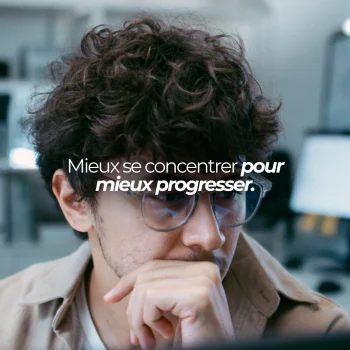 Homme concentré à son bureau : l'Alpha-GPC Nutriforce est dosé à 500 mg par capsule, à raison de deux capsules par jour