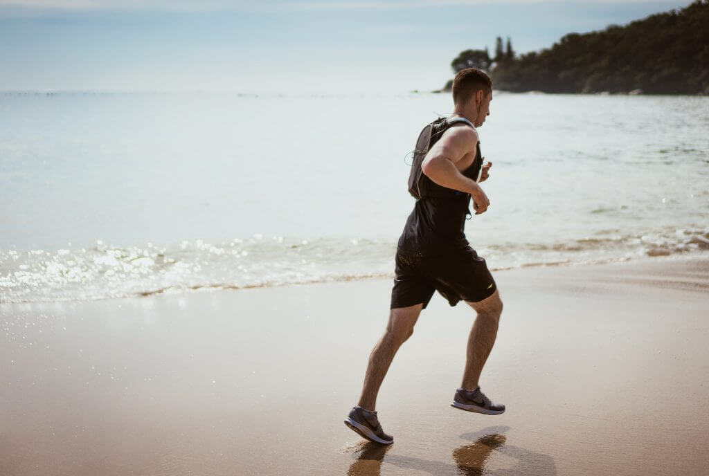 foto di uno sportivo che sfrutta i benefici dell'epicatechina per la salute e il potenziamento muscolare