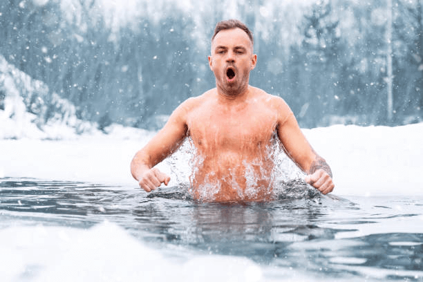 Photo d'un homme dans de l'eau froide, il a renforé son système immunitaire grâce au Lion's Mane