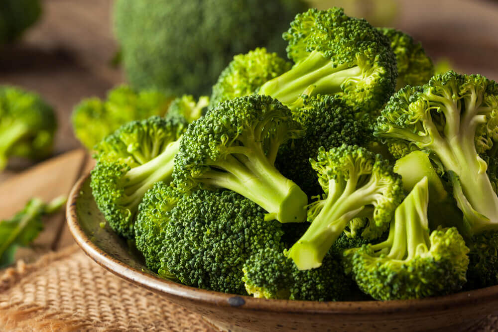 foto di broccoli pieni di sulforafano per godere dei suoi benefici come estratto in polvere