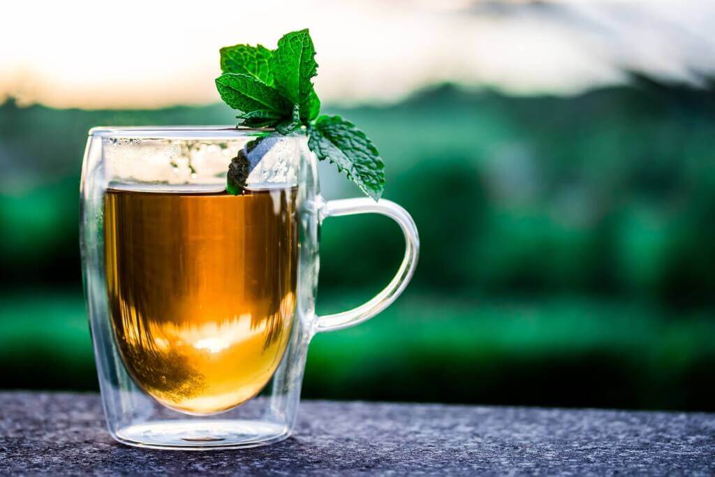 tasse de thé contenant de la l-théanine sous forme de complément alimentaire nootropique pour le stres, le sommeil et maigrir.