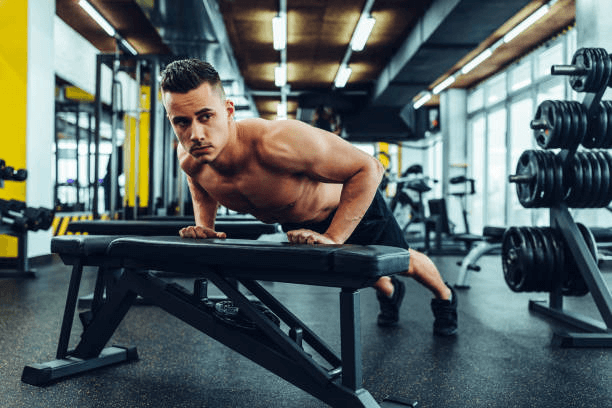 photo d'une homme qui fait de la musculation et qui a pu maigrir grâce au lycopène