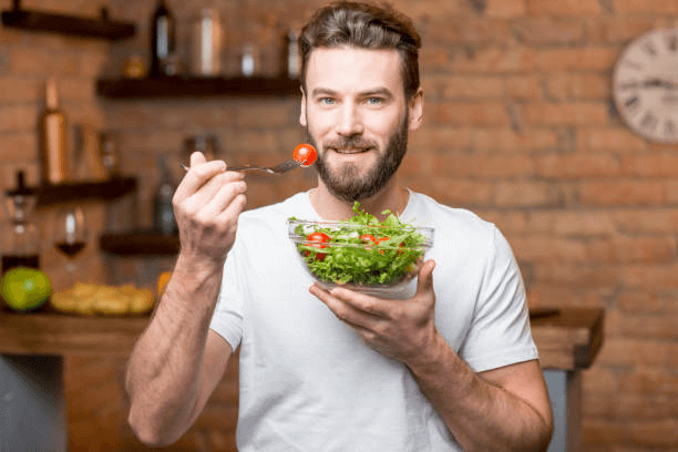 photo d'un homme qui consomme des tomates pour le lycopène et ses bienfaits sur la santé, complément alimentaire sans pharmacie et posologie