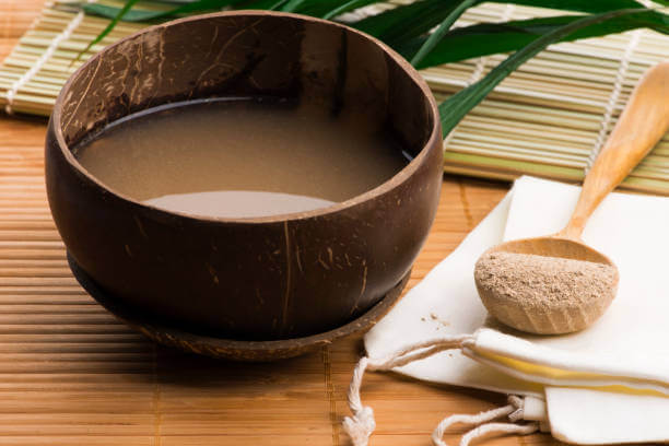 foto del polvo de kava como suplemento dietético por sus beneficios e inocuidad para el cerebro, el estrés y la ansiedad