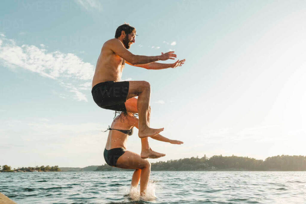 photo of a man and a woman jumping because they are full of energy after consuming nicotinamide mononucleotide, its benefits have reduced fatigue and reduced aging of facial skin, their reviews are positive on NMN dietary supplement.