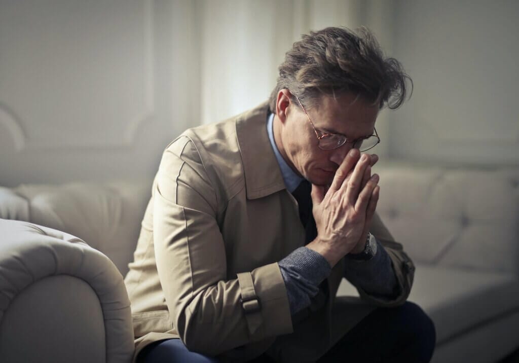 photo d'une homme faible qui a trop d'oestrogène et qui ne sait pas comment les diminuer ni réduire ni bloquer, sa testostérone est donc faible comme sa libido et sa musculation, il a une gynecomastie