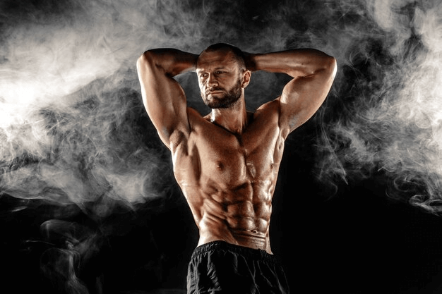 un homme qui pose en musculation il utilise des compléments alimentaires pour perdre du poids et faire une séche.