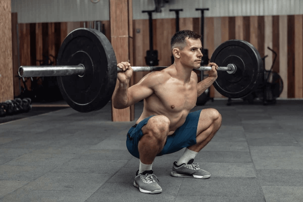 photo d'une homem qui fait de la force en squat et qui consomme des compléments alimentaires dans sa pratique de la musculatio