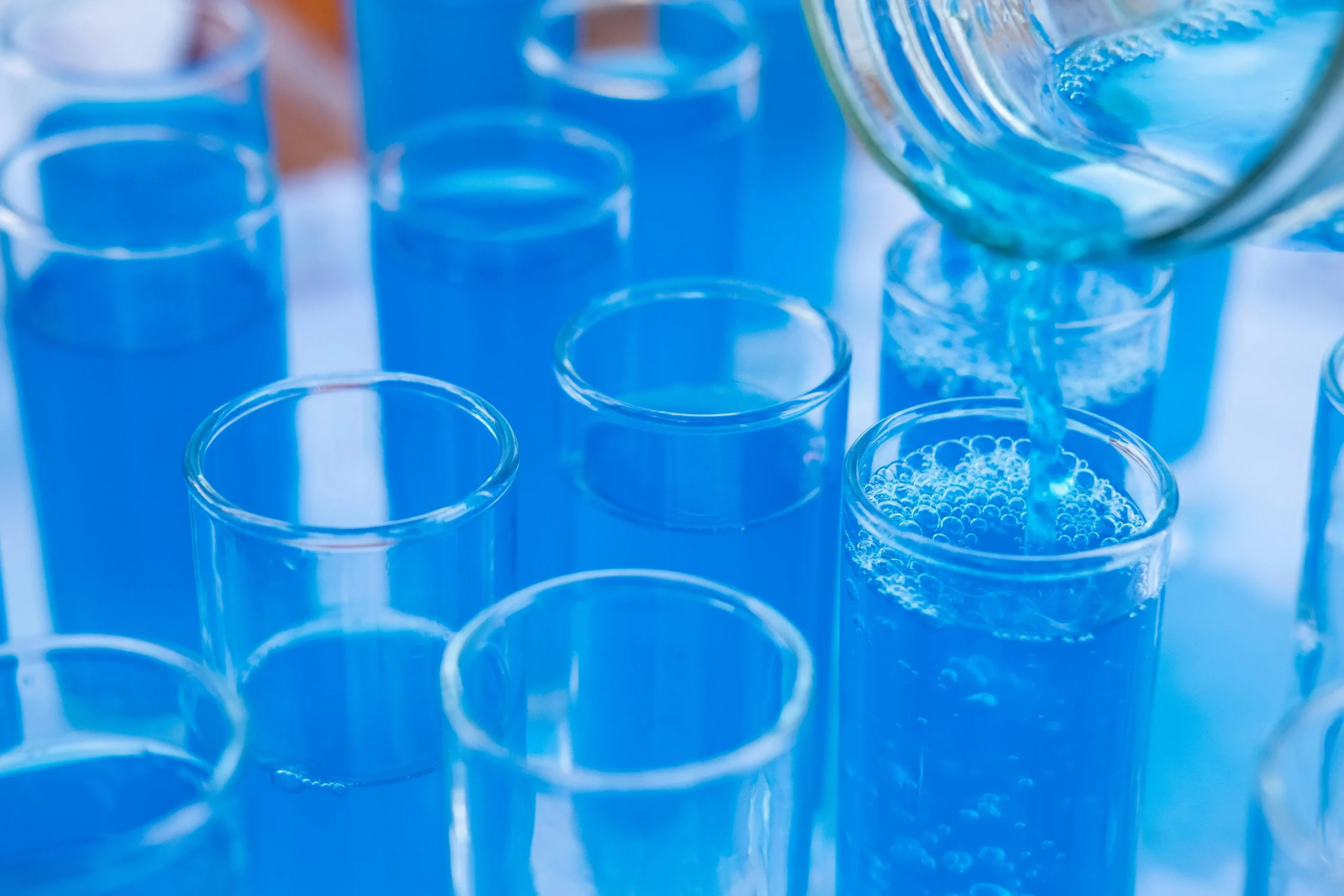 Verre d'eau coloré par la phycocyanine bleue, extrait de spiruline pour renforcer le système immunitaire