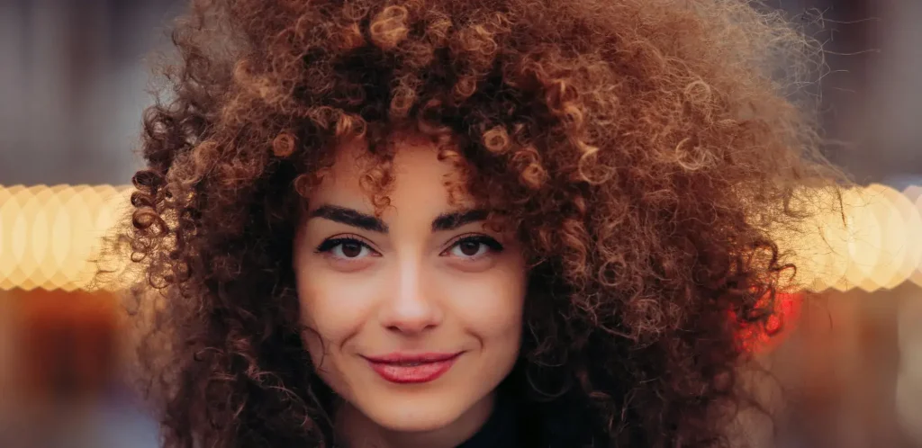 Femme qui a des cheveux doux et soyeux grâce à l'alfalfa