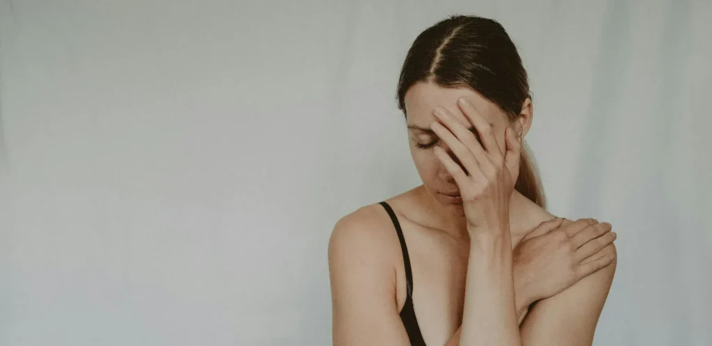 Femme qui prend de l'inositol pour réduire ses symptomes liés au SOPK