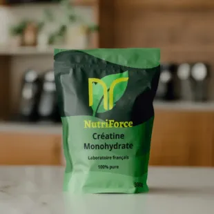 sur cette photo, on voit sur une table un sachet de créatine monohydrate nutriforce france creapure