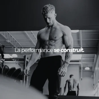 Athlète torse nu en salle de musculation : le complexe testostérone naturel Nutriforce se prend à raison de 2 gélules par jour, le matin avec un repas
