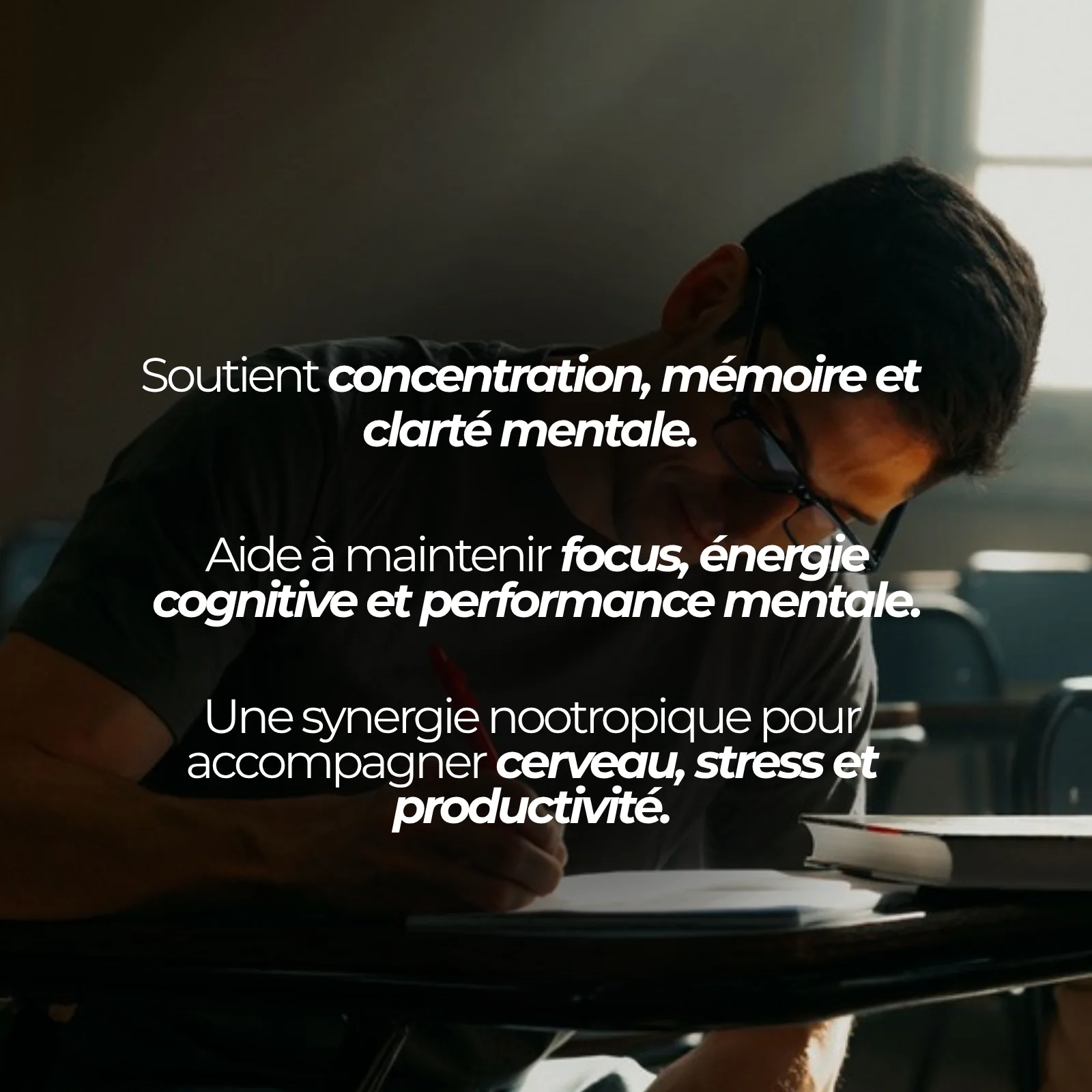 Homme concentré sur ses cours : le complexe nootropique Nutriforce réunit alpha-GPC, rhodiola et crinière de lion dans une gélule de 500 mg