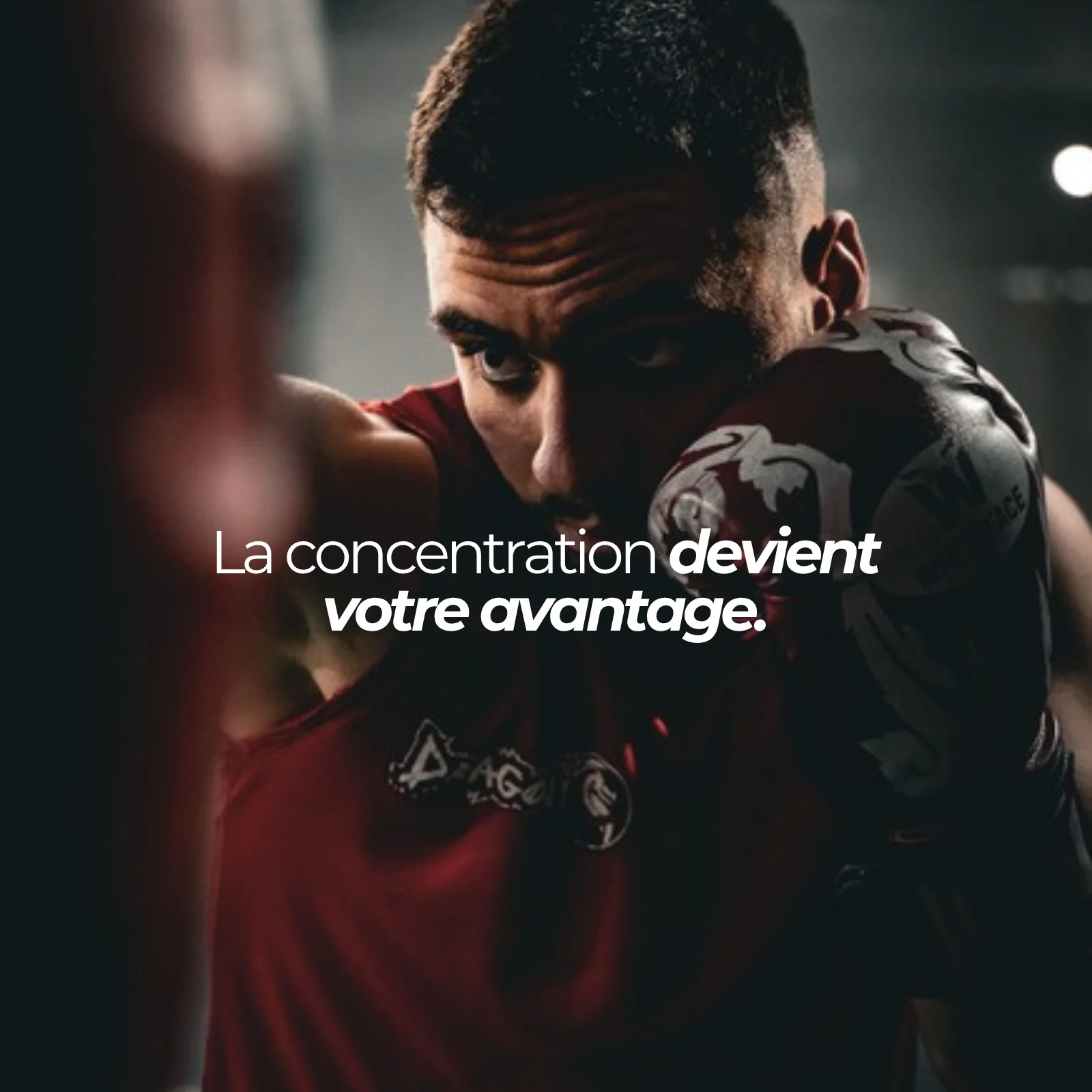 Athlète concentré avant l'effort : le nootropique Nutriforce apporte 400 mg d'alpha-GPC et 300 mg de rhodiola par dose de deux gélules