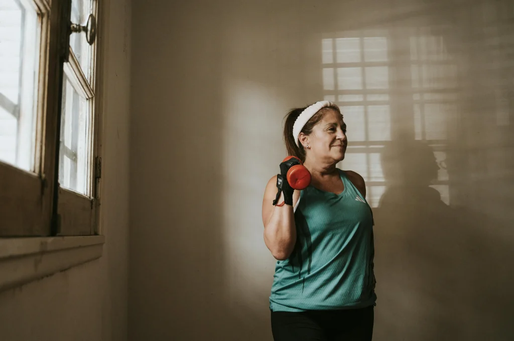 Femme sportive en pleine forme renforçant son immunité avec le tulsi