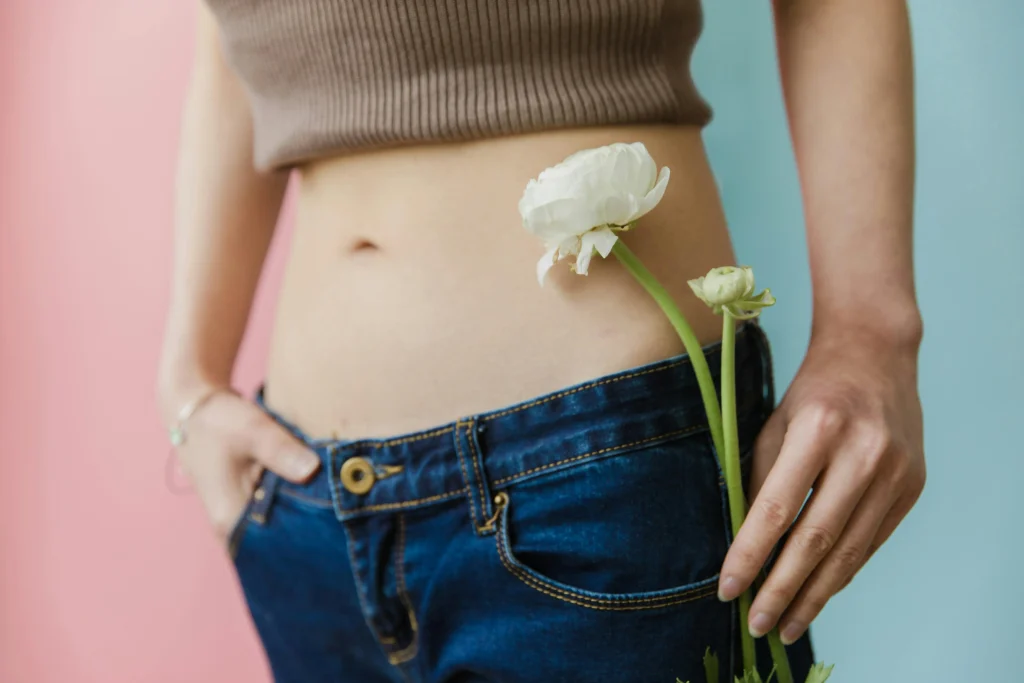 femme qui améliore sa digestion grâce à la reine des prés