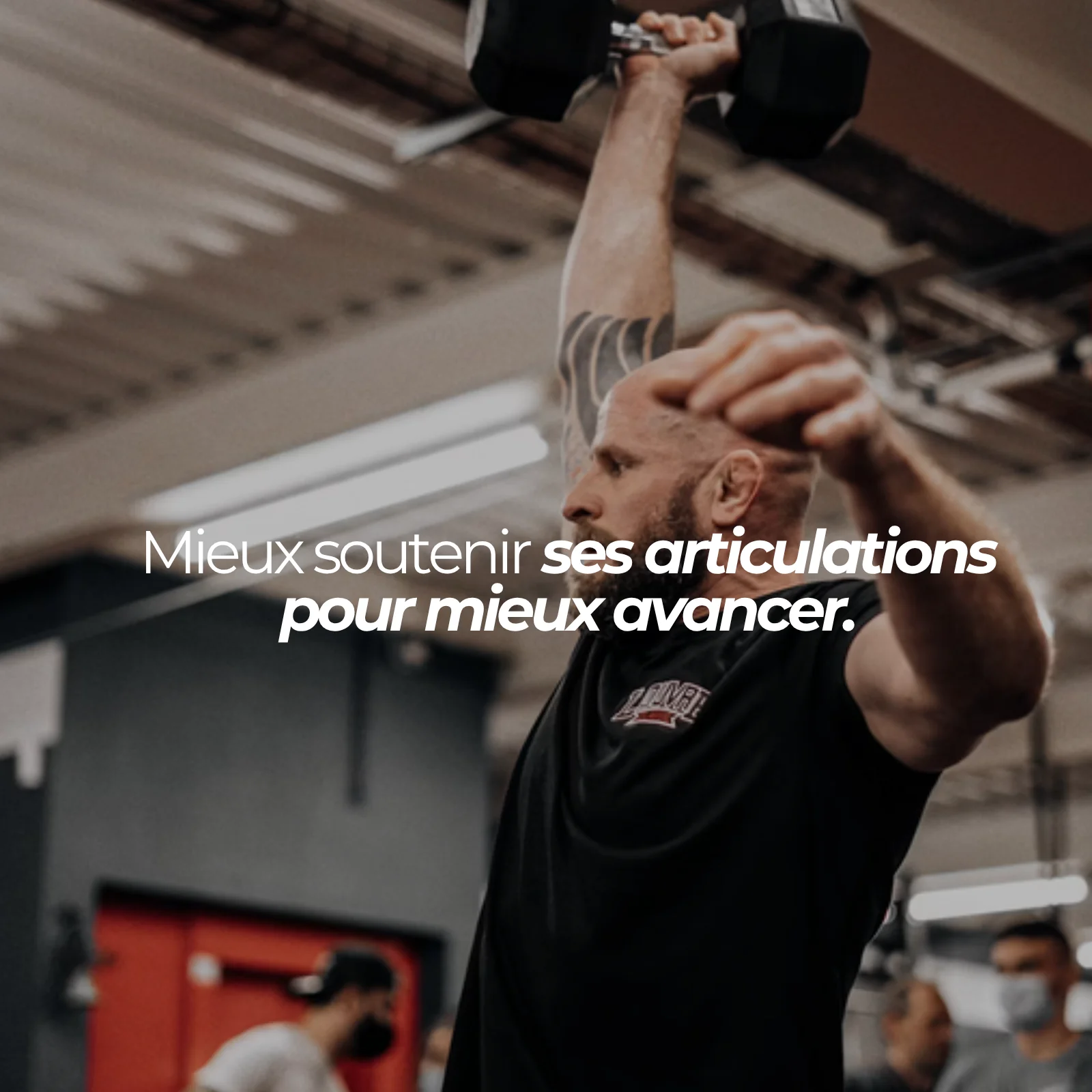 Athlète en salle de force : le collagène marin Nutriforce est composé de peptides hydrolysés, 500 mg par capsule, à raison de deux capsules par jour