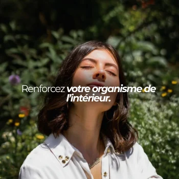 Femme au soleil dans la nature : l'huile d'origan Nutriforce est concentrée en carvacrol, 400 mg par capsule molle, et développée en France
