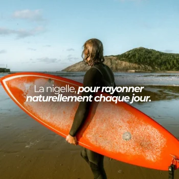 Surfeur sur la plage : l'huile de nigelle Nutriforce, connue pour le visage et les cheveux, apporte 500 mg de Nigella sativa par capsule molle