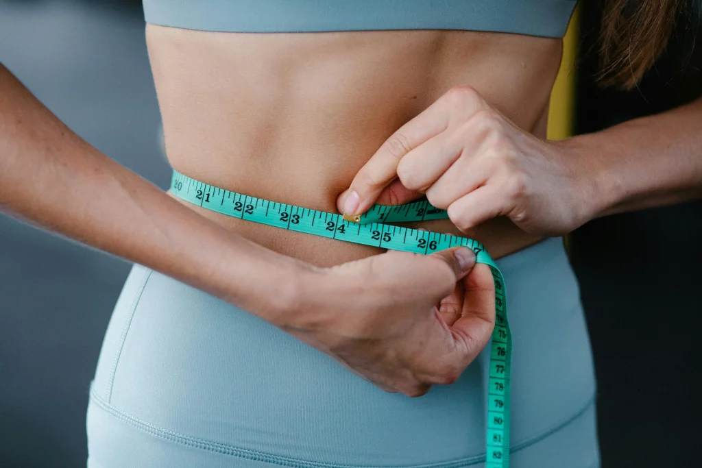une femme à la taille fine grâce au chrome