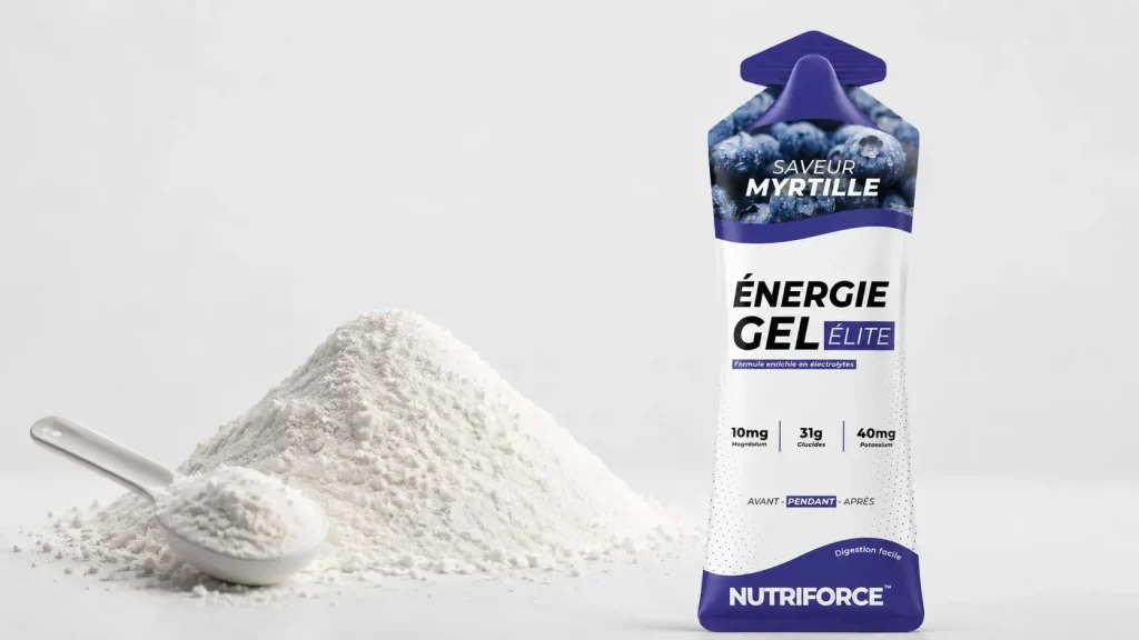 Tas de maltodextrine en poudre blanche avec une cuillère doseuse à côté d’un gel énergétique saveur myrtille sur fond blanc en format paysage