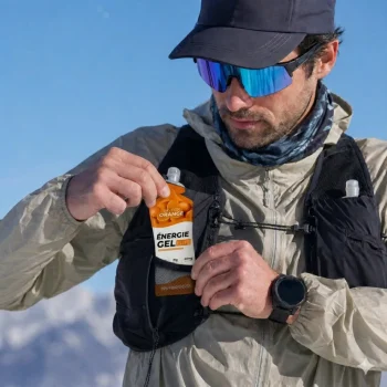 homme athlète qui consomme du gel nutriforce meilleur que maurten pour la performance
