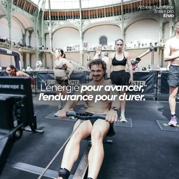 Enzo, traileur et athlète Nutriforce, au rameur pendant une compétition Hyrox : un gel énergétique pour garder de l'énergie jusqu'au bout de l'effort