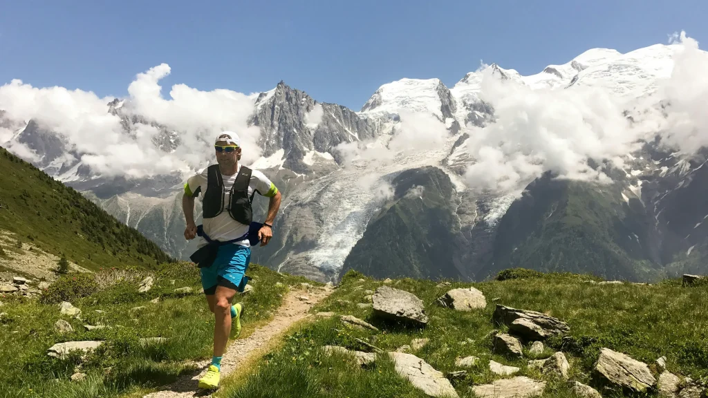 un homme est performant en trail grâce au maca