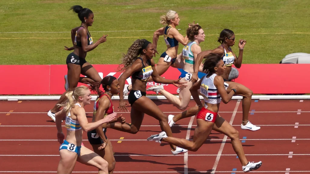 Femme qui font de la course à pieds et prennent de l'electrolyte pour améliorer leur performance
