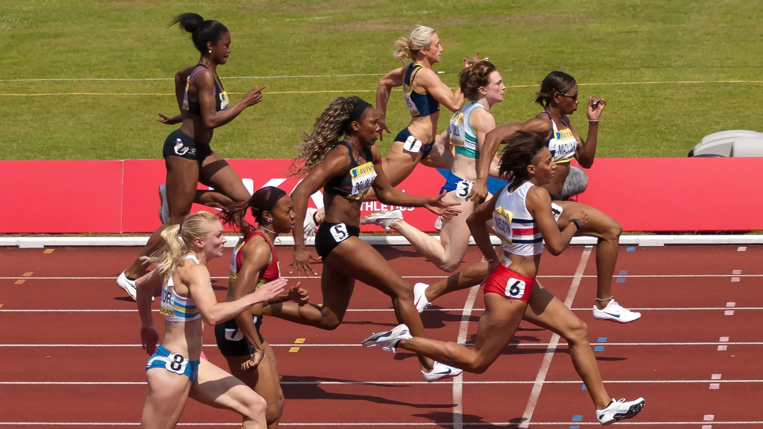Femme qui font de la course à pieds et prennent de l'electrolyte pour améliorer leur performance