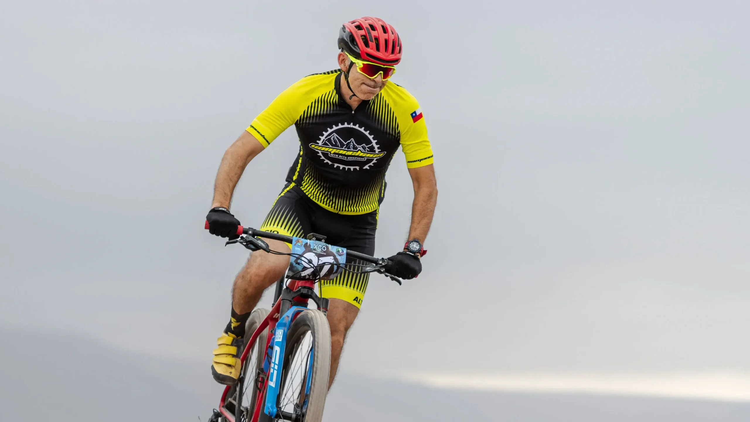 Homme endurant qui fait du vélo et qui est moins fatigué 
