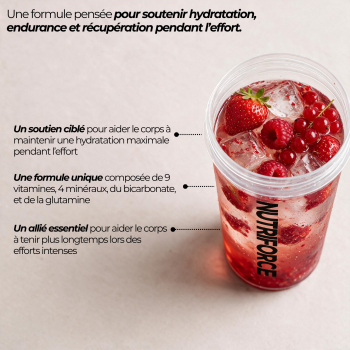 fruits rouges dans le shaker de boisson d'hydratation pour la course à pied