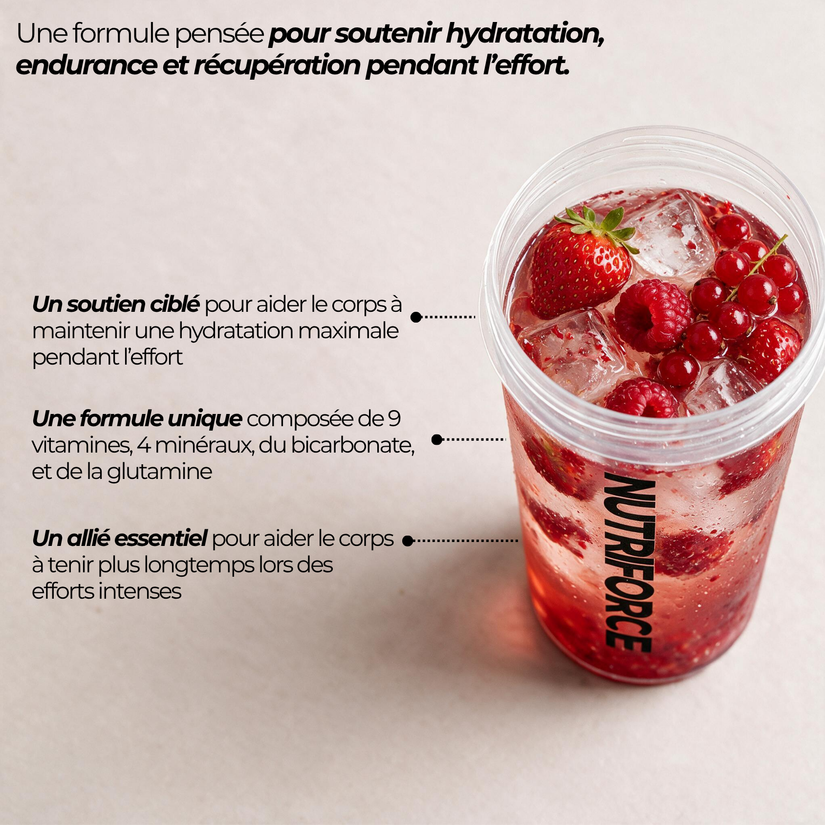 fruits rouges dans le shaker de boisson d'hydratation pour la course à pied