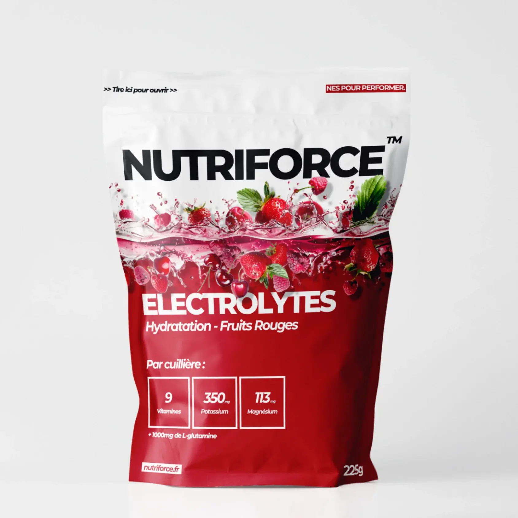 Paquet d'électrolytes en poudre saveur fruits rouges pour l'hydratation sportive.