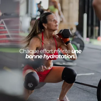 Une athlète nutriforce qui consomme des electrolytes