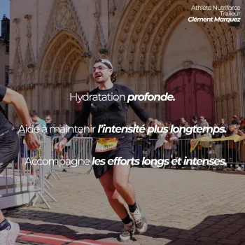 Clément Marquez, athlète nutriforce en action accompagné d'une citation inspirante sur les bienfaits de la boisson electrolyte d'hydratation à la myrtille.