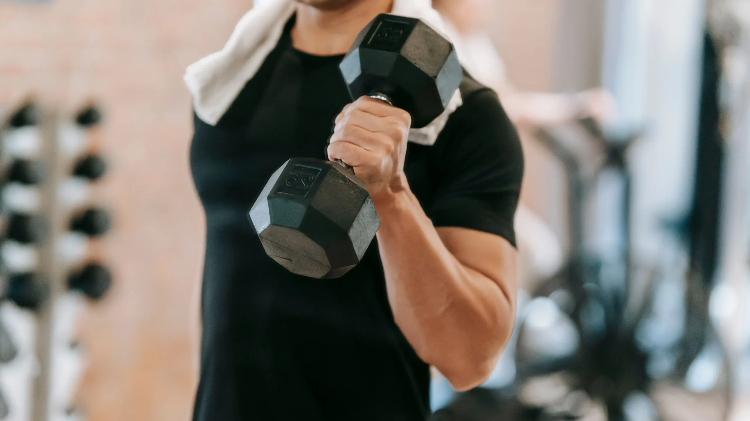 homme qui fait de la musculation et qu prend de la citruline pour le sport