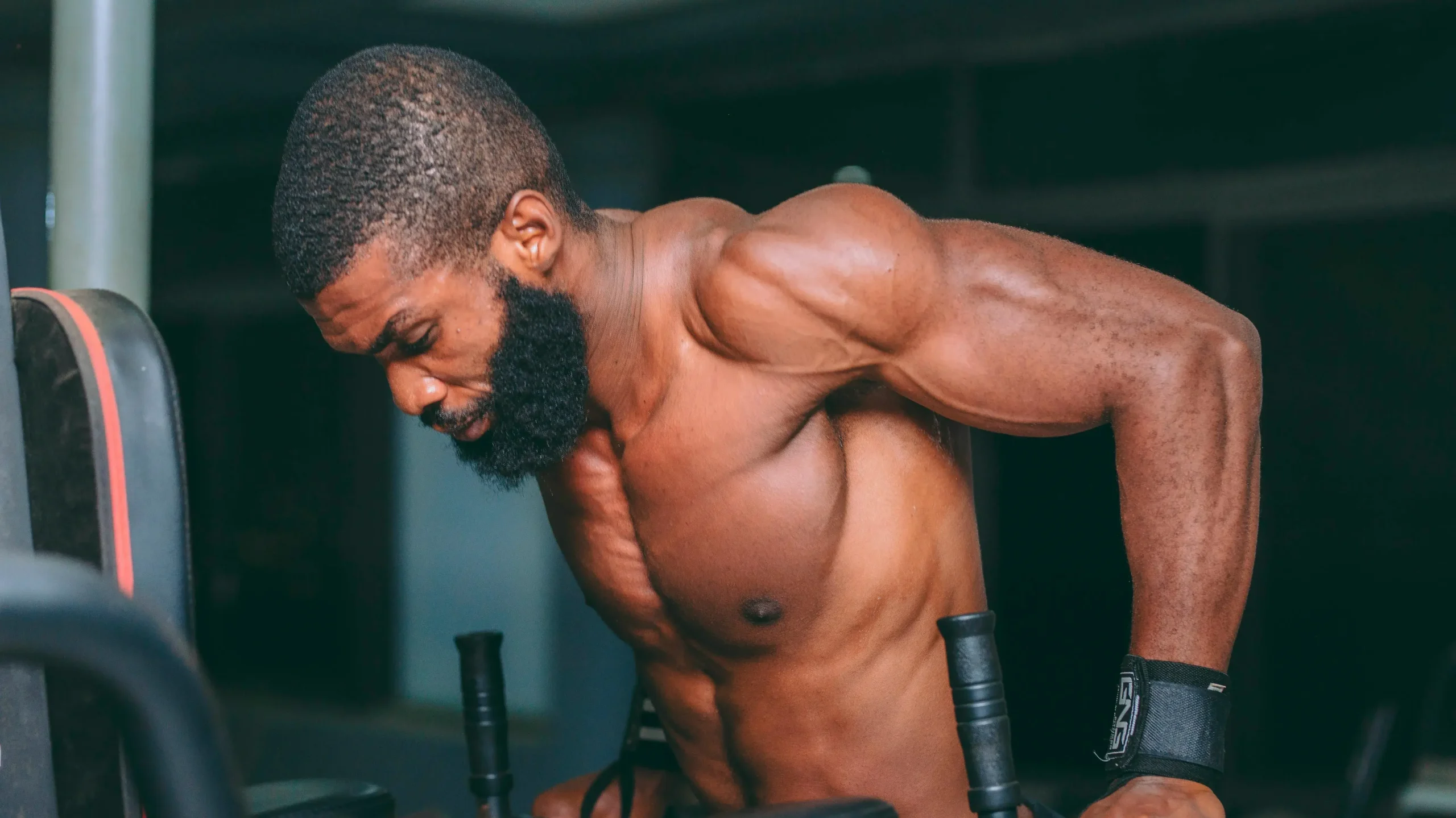 un homme fait des dips