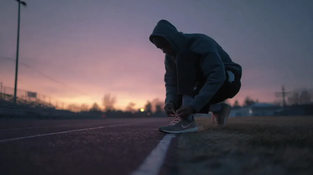 un homme fais du sprint sur une piste