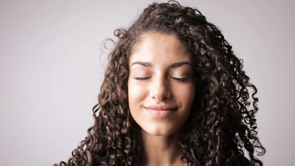 une femme à de beaux cheveux grâce à l'amla