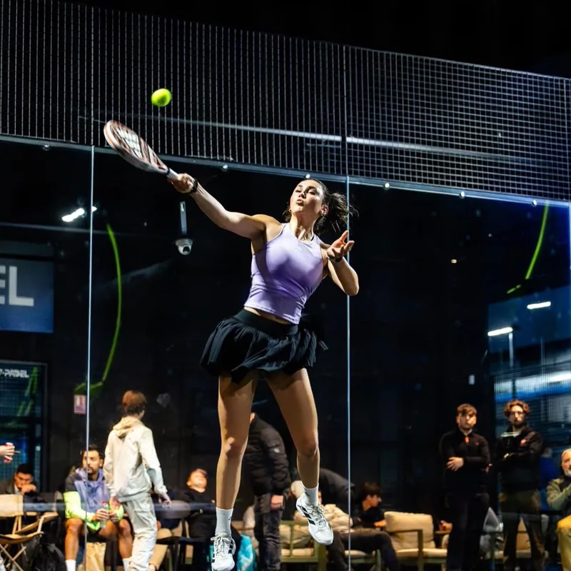 Lou Lambert Agosti au smash sur un terrain de padel, athlète Nutriforce