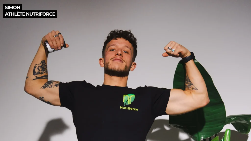 Simon, athlète Nutriforce, contracte ses biceps